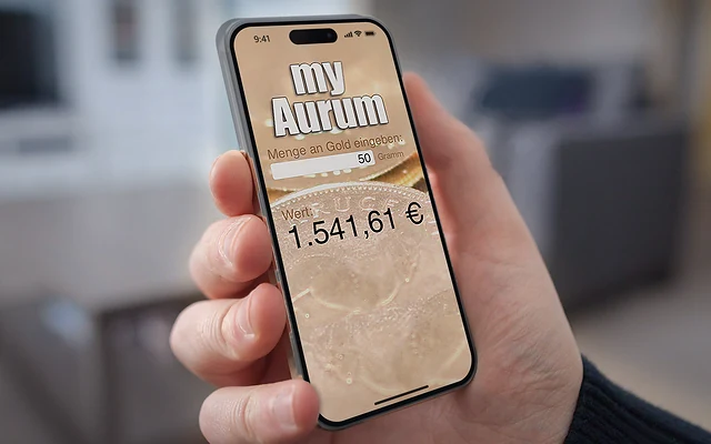 iOS-App myAurum auf einem Smartphone in der Hand